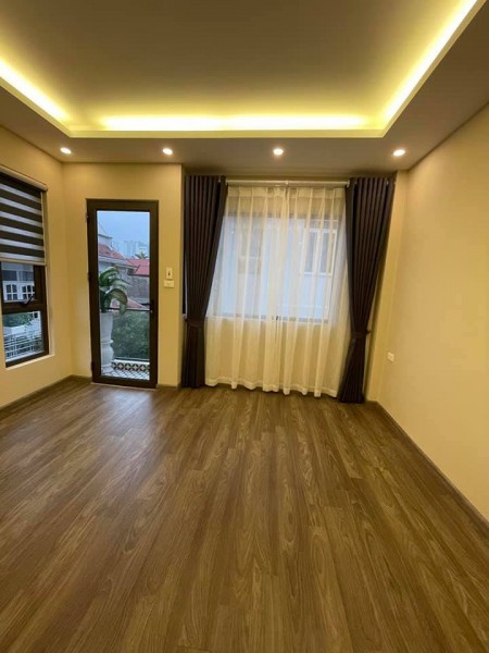 Duy nhất phố Nguyễn Sơn 6 tầng thang máy kinh doanh chỉ 6.1 tỷ.
