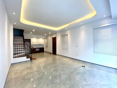 Bán nhà 5 tầng Bát Khối 65m2, Gara, Lô góc, cách mặt phố 20m.