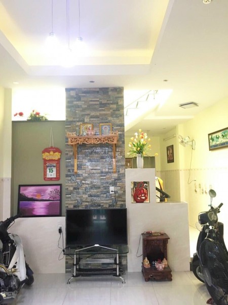 Nhà 2 tầng rộng rãi, cạnh Siêu Thị BigC Trường Chinh. 4,3 tỷ