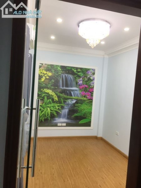 Bán nhà 5 tầng +1 tum cách 20m ra đường Lĩnh Nam, Hoàng Mai, 3.15 tỷ