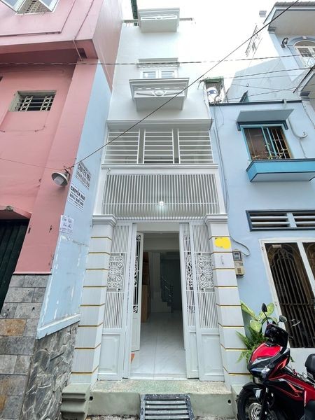 Cần bán nhà đường Nguyễn Văn Đậu 18m2, 3 tầng, ngang 2.5m Nở hậu 4.3m Dài 8m Giá chỉ 4.5 tỷ