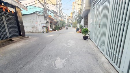 Bán nhà Quận 11 - Lạc Long Quân - DT 70m2 - 3 tầng – Hẻm oto vào nhà – Lh 0899306823