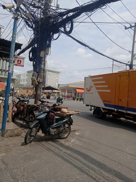 Nhà cho thuê nguyên căn MT đường Hậu Giang Phường 4 Tân Bình - Nhà trống suốt cầu thang giữa nhà, Có 7 phòng lớn