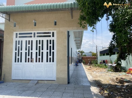 Cần bán gấp dãy nhà trọ đơn 150m2, xây dựng tháng 7 năm ngoái, sổ riêng, dân đông, sát KCN và chợ mặt tiền buôn bán hàng hóa
