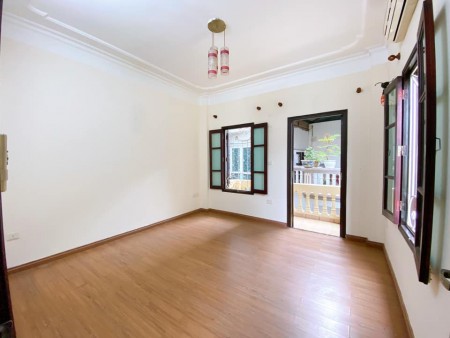 Chỉ Hơn 2 Tỷ Có Luôn Nhà 5 Tầng, Trung Tâm Hoàng Mai, DT 32m2, MT 4.5m, Gần Phố.