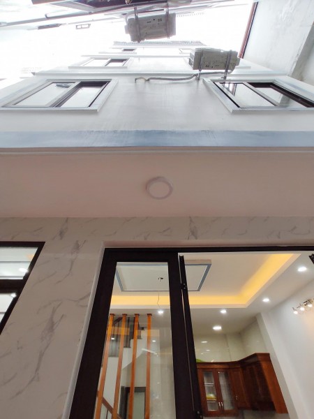 Nhà lô góc Hoa Lâm, Long Biên, 30m2, 5Tầng, Gía chào 2.7Tỷ