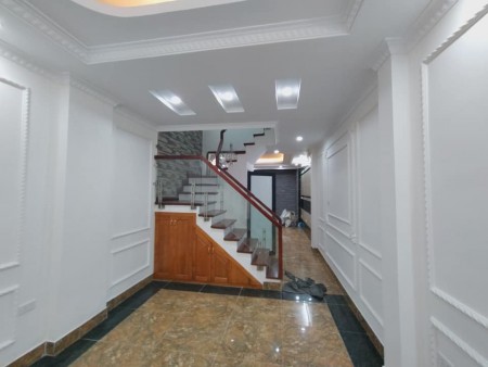 Bán nhà Cầu Giấy 50m2, 5 tầng mới đẹp, vị trí trung tâm, giá chào hấp dẫn