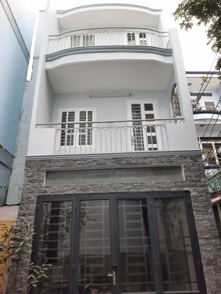 Ngay trung tâm Lạc Long Quân 36m2, nhà đẹp 3 tầng, 3 tỷ 8 giảm còn 3 tỷ 6