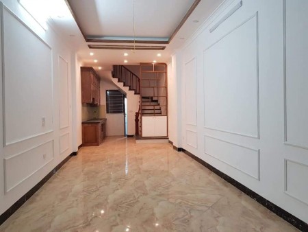Nhỉnh hơn 2 tỷ nhà đẹp 5 tầng 35m ngõ nông rộng tại P. Lĩnh Nam