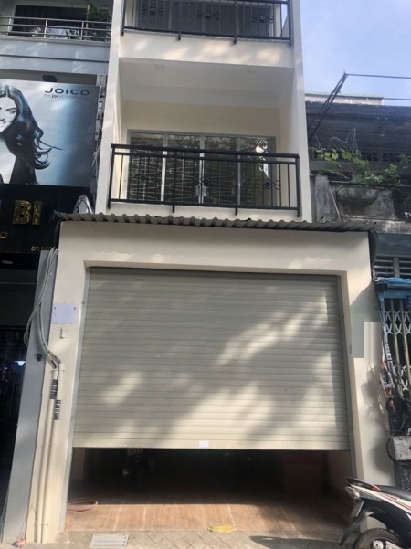 Cho thuê nhà nguyên căn Quận 3.Diện tích: 3.8x22m. Kết cấu: Nhà 1 trệt 2 lầu sân thượng