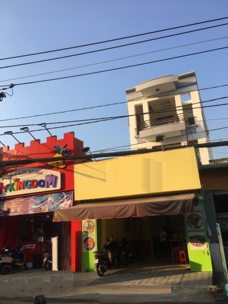 Mặt Tiền đ. Phạm Văn Bạch. dt: 5.5 x 18 - thoáng mát