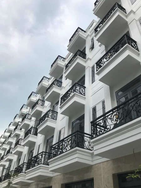 Dinh thự Trắng như Tuyết Quận 12,3 lầu sân thượng, 4 phòng, xe hơi vô nhà 4 tỷ 9