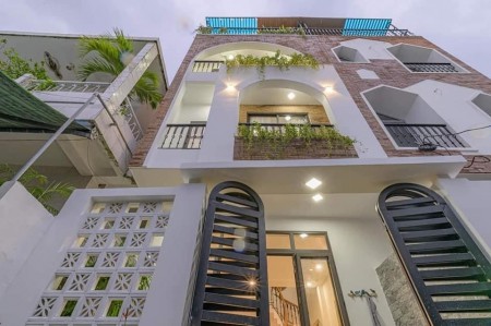 Giáp Quận 1, TT Bình Thạnh, Xe hơi vào nhà, 100 m2, 4 lầu, chỉ hơn 11 tỷ.