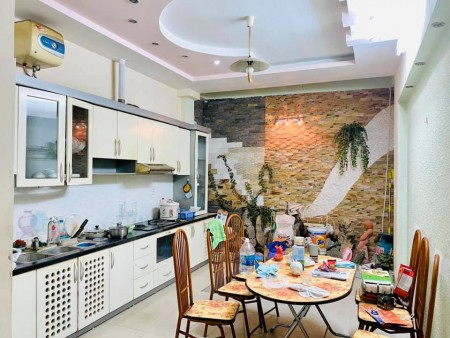 Bán nhà Đội Cấn 55m2x5 tầng, mặt tiền 4.6m, dân trí cao