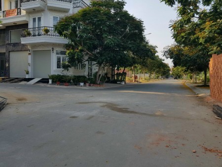 Đất lô góc 2 mặt tiền đường nhựa 16m khu Hoàng Quốc Việt, Chỉ còn 1 lô duy nhất. Giá 6,15 tỷ, +84.943211439 Ms Hải