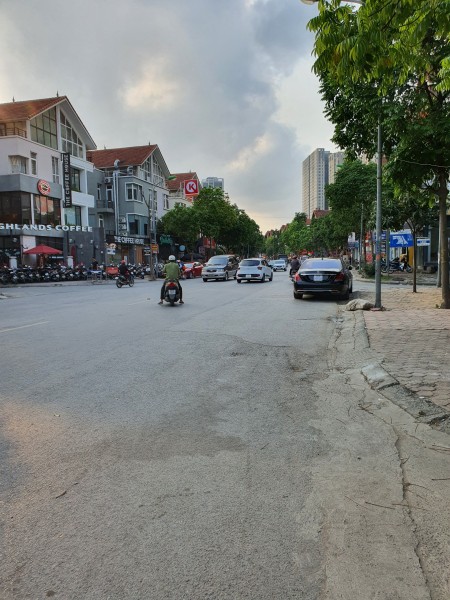 LÀNG VIỆT KIỀU CHÂU ÂU 6 TẦNG ÔTÔ ĐỖ CỬA VÀO NHÀ VỈA HÈ 5M CHỦ TẶNG TOÀN BỘ NỘI THẤT