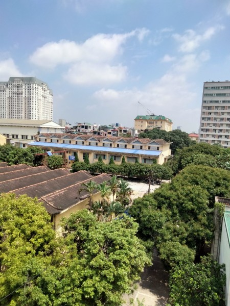 Nhà Hoàng Quốc Việt,vài bước ra mặt phố, không có ngoặt nào.