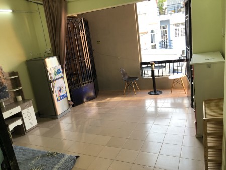Phòng gần ngã tư bảy Hiền ( CMT8 -Lý Thường Kiệt) có ban công, giờ tự do
