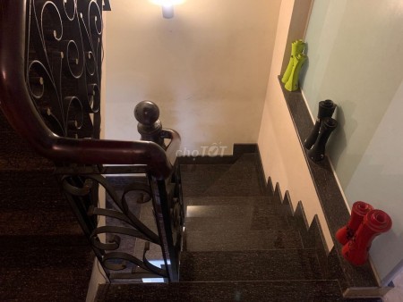 CHDV Nguyễn Đình Chiểu P5, Q3 TRệt, 3L 6P, 6wc full nội thất