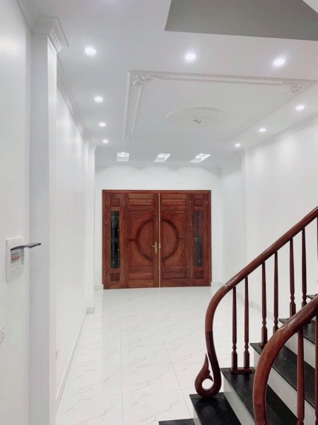 Hoàng mai, nhà nguyên căn 35m2, 6 tầng, giá 4.3 tỷ, 1 bước ra hồ