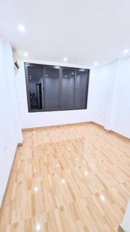 Nhà tây Hồ cần bán gấp, tặng nội thất,4 tầng,30m. MT4.2 giá hạ còn 2.55 tỷ