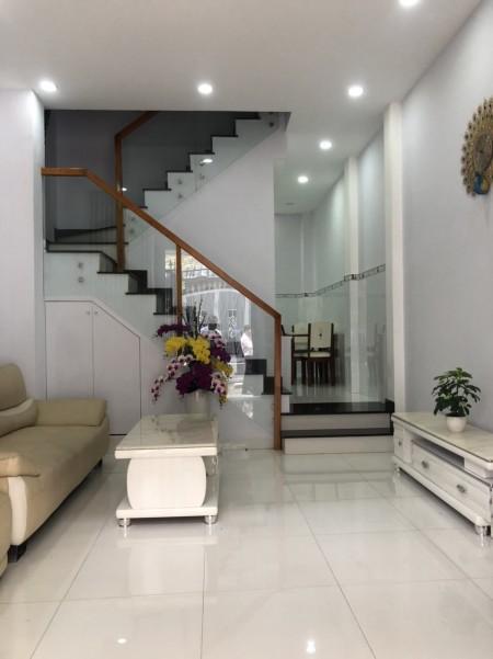 Nhà 2 tầng kiên cố, đối diện UB Phường 10, Tân Bình. 4,1 tỷ