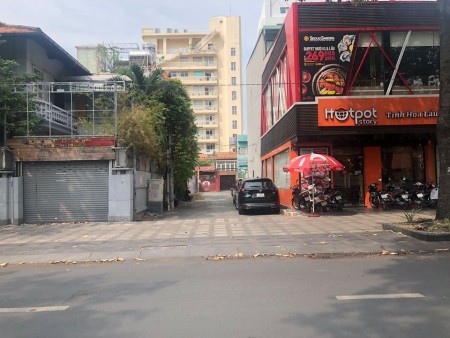 Cho Thuê Nhà P6,Q3 Dt: 20X20 Trệt Lầu + Có Hồ Bơi, Có Khoảng Sân Giữa 2 Giang Nhà, Gồm 12 Phòng