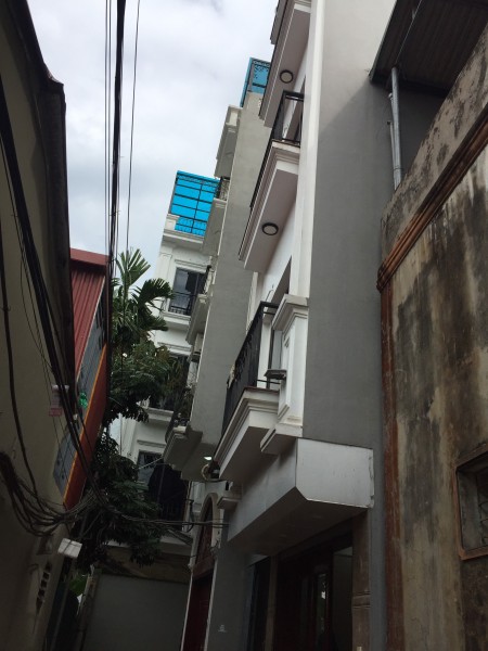 Bán nhà đẹp Nguyễn Văn Linh, Long Biên, nhiều tiện ích, 40m2 chỉ 2.8 tỷ