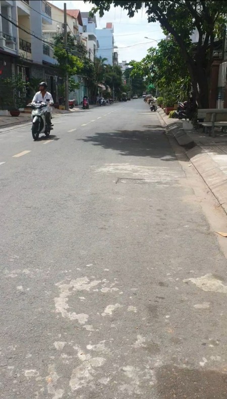 Cần tiền bán gấp nhà MTĐ 12m Lê Lâm, Tân Phú, DT 4,5x19m, 3 tầng, 10,5 tỷ (TL), 0932678040