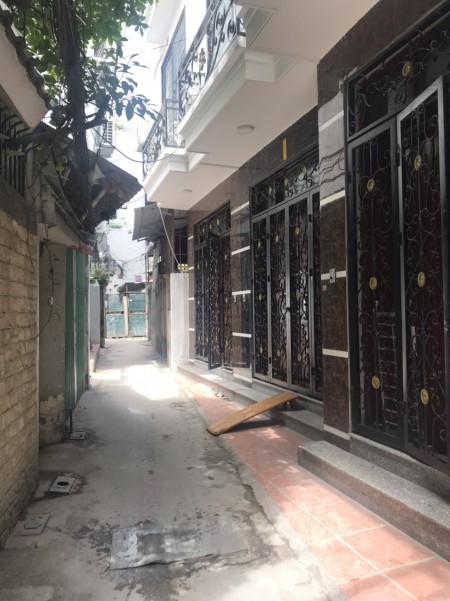 NHỈNH 3.5 TỶ. Chủ nhà cần bán gấp nhà Hoàng Mai, dt 40m2 nhà 5 tầng, mt 4m.