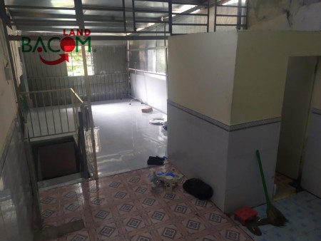 Bán căn nhà 1T1L dt100m2 gần trường chính trị P.Bình Đa giá chỉ 1ty2