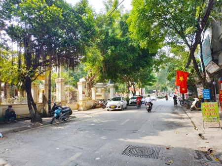 Biệt Thự Sân Vườn, Lô Góc, Ô Tô Tránh, Vỉa Hè, Hoàng Đạo Thành 160m2, 4 Tầng, MT 13m, Giá 16.9 Tỷ.