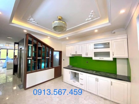 Gara ô tô Thang máy Gần Phố Ngõ thông- Nhà đẹp Bồ Đề, giá 6.1 tỷ