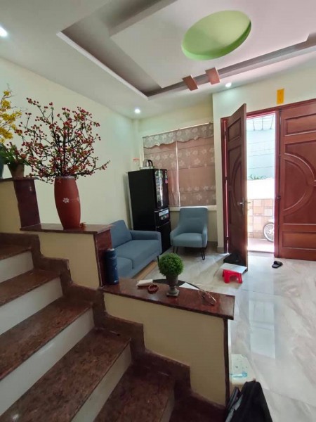 Bán nhà NGUYỄN KHẢ TRẠC - Gần phố, 30m2 Lô góc, Tặng nội thất, 3.4 tỷ!