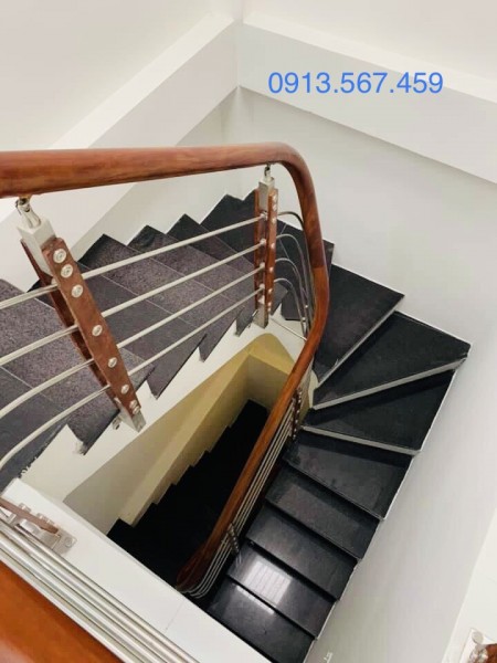 3 tỷ có nhà Nguyễn Văn Cừ 4 tầng mới đẹp, gần phố, ô tô đỗ cửa
