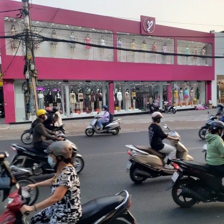 Mặt Tiền đ. Nguyễn Thị Minh Khai dt 12 x 22 thoáng mát