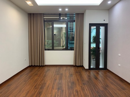 Bán nhà trung tâm Cầu Giấy, phân lô cực đẹp, 5 tầng, 8.8 tỷ