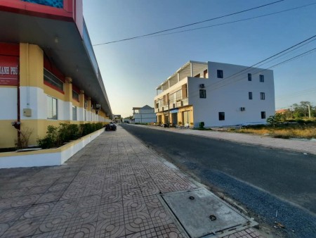 Đất mặt tiền giá trị cao ở chợ mới huyện Thạnh Phú