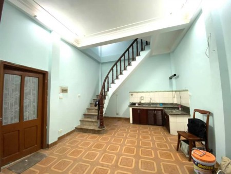 Bán nhà Lĩnh Nam, ô tô đỗ cổng, ở ngay, 30m ra mặt đường, an sinh tốt Nhỉnh 1 tỷ