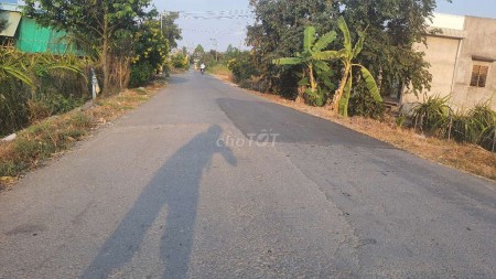 bán gấp miếng đất, từ ql13 vô 500m