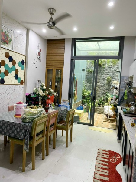 Nhà (3.9 x 15m) 2 lầu, mặt tiền Âu Dương Lân P2 Q8