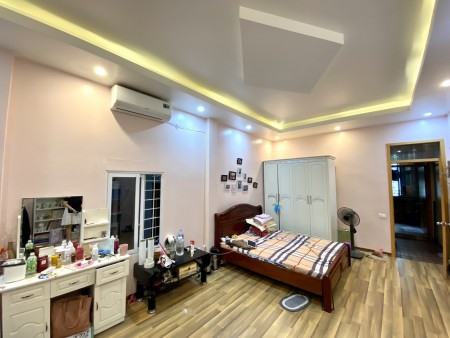Hạ Giá Bán Gấp, Phố Bồ Đề, ngõ thoáng, 44m2, chỉ hơn 3 tỷ
