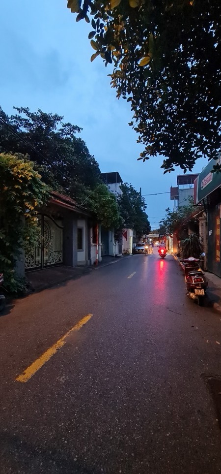 Tôi cần bán mảnh đất phường Ngọc Thụy 40m2, mặt tiền 4.5 m, giá 1.2 tỷ