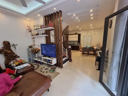 Bán nhà ÔTô đỗ cửa Phố Trung Kính, Quận Cầu Giấy 50m2x5T, giá 6 tỷ.