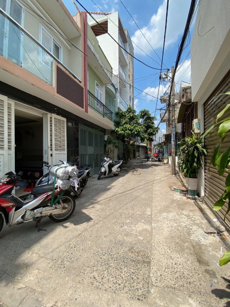 Chính chủ cần bán gấp nhà Hẻm 38 Nguyễn Sơn, Tân Phú, 48m2, 2 lầu, HXH đổ cửa.