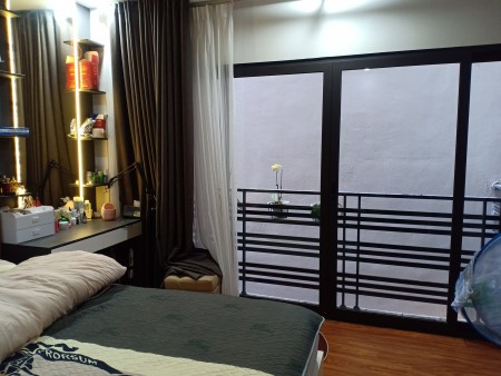 Nhà 5 tầng cực đẹp cách mặt phố Yên Hoà, dt 50m2 giá 4 tỷ, chủ nhà để lại toàn bộ nội thất