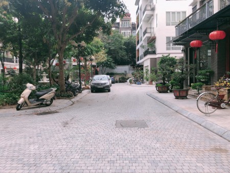 BÁN BIỆT THỰ NGUYỄN CHÍ THANH, ĐỐNG ĐA, THANG MÁY, VỈA HÈ, VƯỜN HOA, Ô TÔ TRÁNH, 25.5 TỶ.