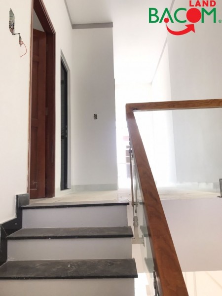 Nhà 1 trệt 1 lầu Hố Nai, gần giáo xứ Xuân Trà, đường 2 xe hơi, SHR thổ cư