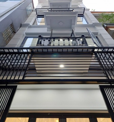 Siêu phẩm lung linh Hoàng Quốc Việt nhà 52m2*5T, giá 5.95 tỷ