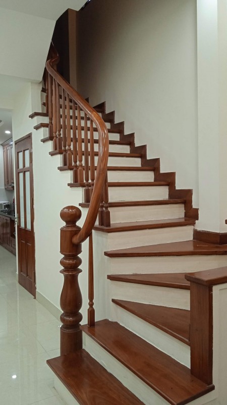 Nhà bán Vũ Ngọc Phan, Đống Đa. Nhà mới 5 tầng, 2 mặt tiền. Diện tích 39m2. Giá 5.4 tỷ.